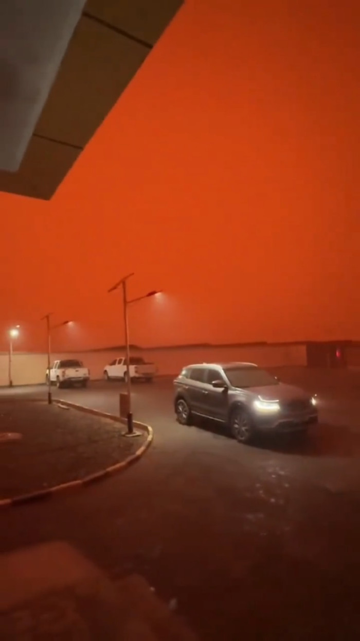 Bầu trời chuyển sang màu đỏ rực, cảnh tượng khiến người dân xôn xao Ảnh 2