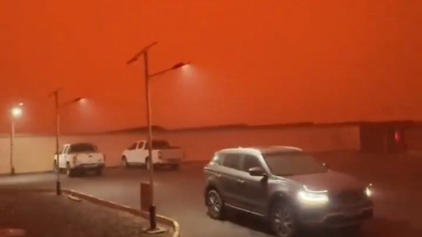 Bầu trời chuyển sang màu đỏ rực, cảnh tượng khiến người dân xôn xao Ảnh 1
