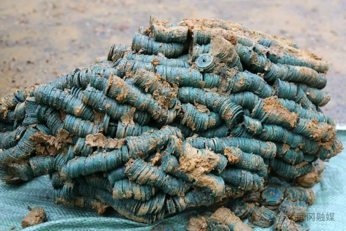 Đào đất làm cống, nam công nhân phát hiện 3 tấn tiền cổ Ảnh 4