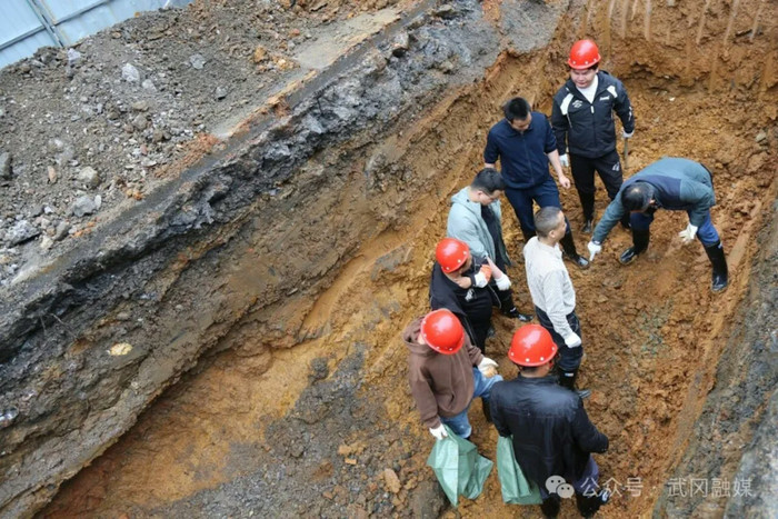 Đào đất làm cống, nam công nhân phát hiện 3 tấn tiền cổ Ảnh 2