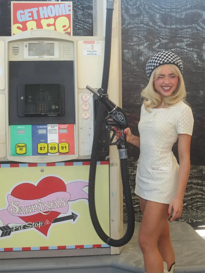 Hình ảnh Sabrina Carpenter mới đây gây sốt cư dân mạng.