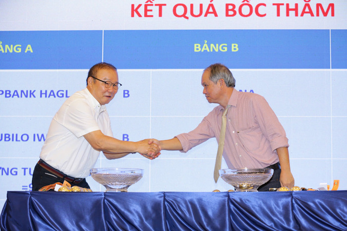 HLV Park Hang Seo gặp bầu Đức vào hôm 16/4. Ảnh: HAGL FC