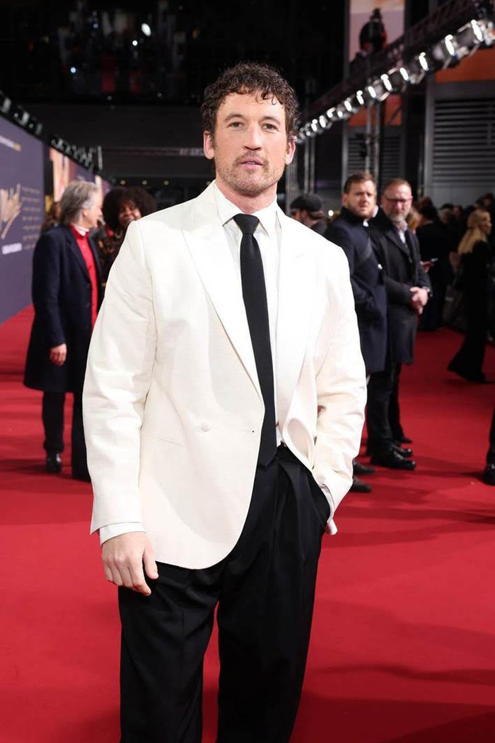 Miles Teller vào vai luật sư John Branca.