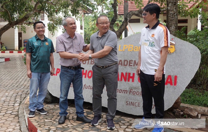 Bầu Đức và HLV Park Hang Seo gặp nhau tại Gia Lai. Ảnh: Linh Hùng