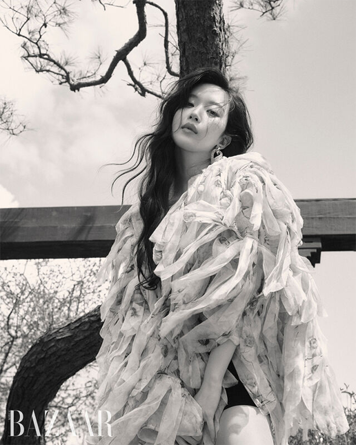 Bộ ảnh lần này tiếp tục cho thấy sự trưởng thành trong hình ảnh của Moon Ga Young.