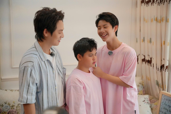 Đăng Khôi và các con. (Ảnh: FBNV)