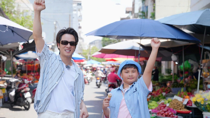 Đăng Khôi và con trai trong một chường trình truyền hình. (Ảnh: FBNV)