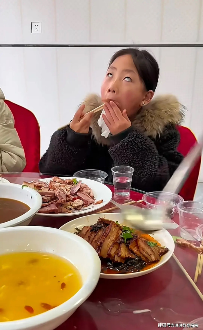 Bé gái 8 tuổi có tư thế ăn uống kỳ lạ, cộng đồng mạng tranh cãi dữ dội Ảnh 1