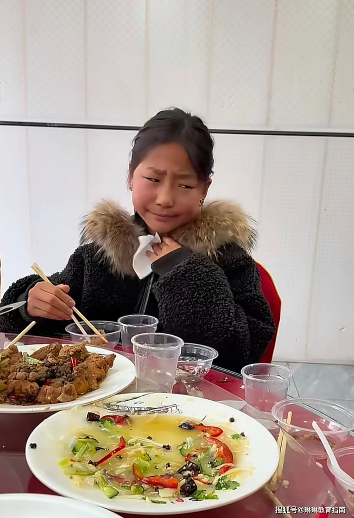 Bé gái 8 tuổi có tư thế ăn uống kỳ lạ, cộng đồng mạng tranh cãi dữ dội Ảnh 2