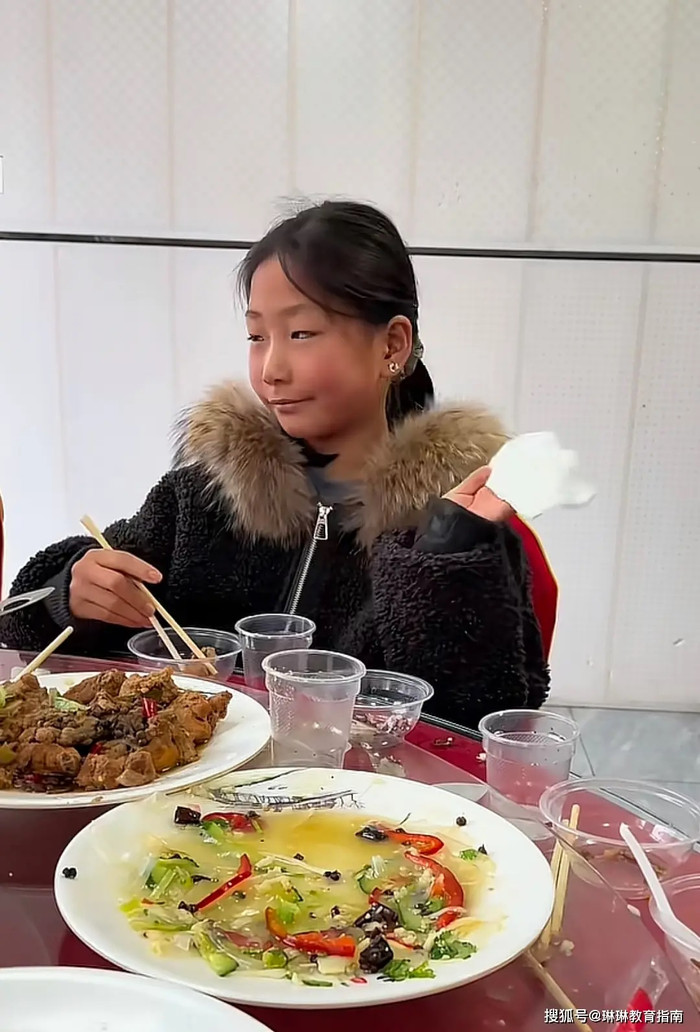 Bé gái 8 tuổi có tư thế ăn uống kỳ lạ, cộng đồng mạng tranh cãi dữ dội Ảnh 4