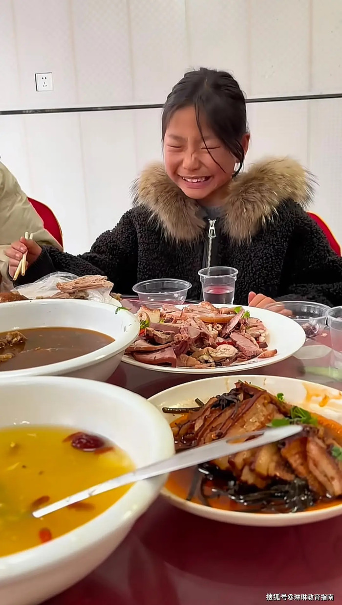 Bé gái 8 tuổi có tư thế ăn uống kỳ lạ, cộng đồng mạng tranh cãi dữ dội Ảnh 3