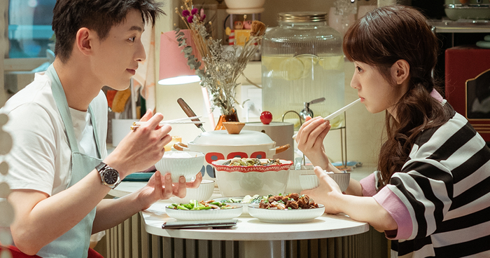 Bối cảnh khởi nghiệp giúp câu chuyện tình giữa Kỷ Tinh và Hàn Đình mang màu sắc thực tế. Phim không chỉ nói về tình yêu mà còn khắc họa hành trình lập nghiệp, áp lực công việc và vị thế của phụ nữ trong môi trường công nghệ.