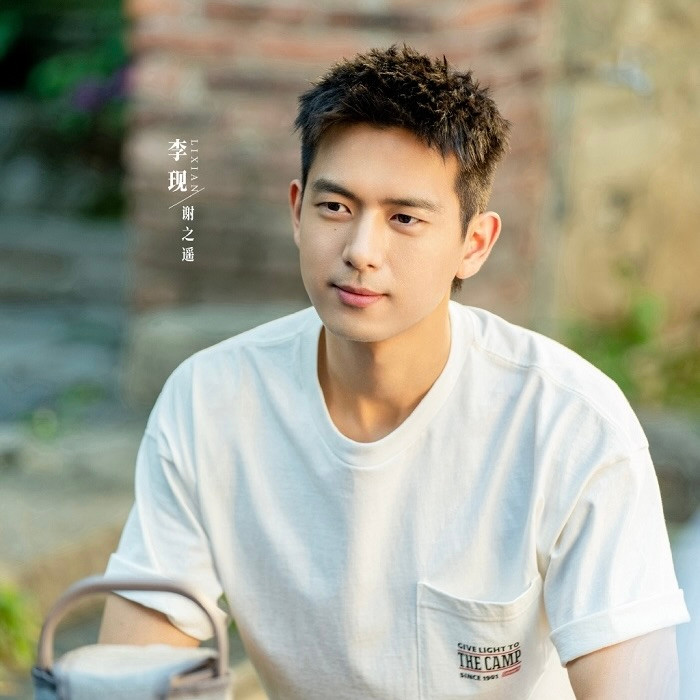 Lý Hiện từng tạo cơn sốt lớn với Cá Mực Hầm Mật. Sau thành công đó, anh lựa chọn hướng đi thận trọng, tập trung vào những vai diễn có chiều sâu tâm lý. Giai đoạn 2025-2026, bộ phim Quốc Sắc Phương Hoa đóng cùng Dương Tử giúp anh duy trì sức hút ổn định ở mảng truyền hình, đồng thời chứng minh sự tiến bộ rõ rệt trong diễn xuất.