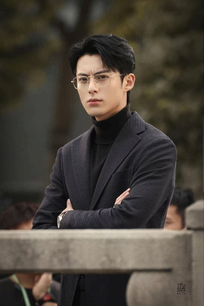 Vương Hạc Đệ bứt phá lên hàng sao hạng A nhờ vai Ma tôn Đông Phương Thanh Thương trong Thương Lan Quyết. Với thần thái cuốn hút và phong cách thời trang nổi bật, anh nhanh chóng trở thành gương mặt đại diện toàn cầu của nhiều thương hiệu lớn. Năm 2026, nam diễn viên chuẩn bị tái xuất với dự án Tướng Môn Độc Hậu, tiếp tục khẳng định sức nóng.