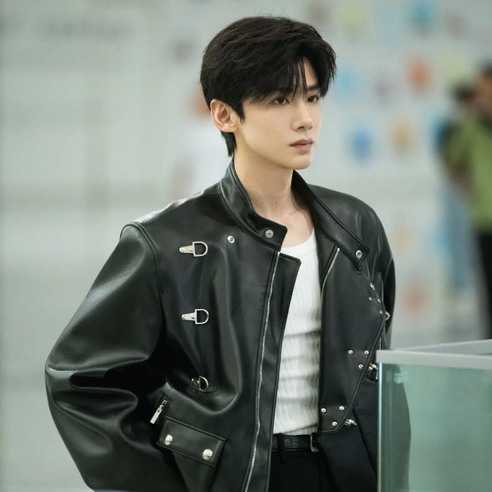 Bạch Kính Đình nổi tiếng không chỉ nhờ diễn xuất tự nhiên mà còn bởi hình ảnh nghệ sĩ độc lập, tự điều hành studio riêng. Sau loạt tác phẩm thành công như Khai Đoan và Trường Phong Độ, anh tiếp tục gây chú ý khi hoàn thành dự án Khó Dỗ Dành - một trong những bộ phim bùng nổ nhất năm 2025, mở rộng sức ảnh hưởng của anh trên thị trường.