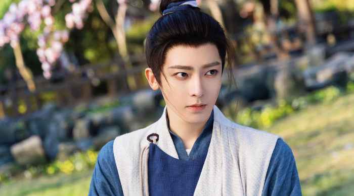 Hầu Minh Hạo nhanh chóng ghi dấu ấn với hình tượng nam thần cổ trang thế hệ mới. Anh liên tiếp góp mặt trong các dự án đạt thành tích cao trên Youku như Hộ Tâm, Thiếu Niên Bạch Mã Túy Xuân Phong và gần đây là Nhập Thanh Vân. Ngoại hình sáng cùng phong thái linh hoạt giúp anh chiếm được cảm tình lớn từ khán giả trẻ.