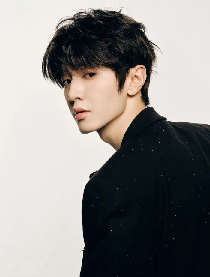 Trần Triết Viễn được khán giả ưu ái gọi là nam thần thanh xuân sau thành công của Vụng Trộm Không Thể Giấu. Không dừng lại ở hình tượng quen thuộc, anh đang nỗ lực làm mới bản thân qua các dự án như Cây Ô Liu Màu Trắng và Nhất Tiếu Tùy Ca, cho thấy tham vọng chuyển mình sang những vai diễn đa dạng hơn.