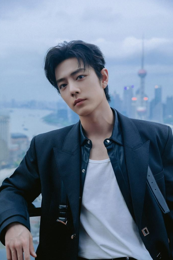 Tiêu Chiến hiện là một trong những nghệ sĩ có giá trị thương mại và sức ảnh hưởng hàng đầu Trung Quốc. Đầu năm 2026, anh gây tiếng vang lớn khi giành giải Nam diễn viên chính xuất sắc tại các giải thưởng uy tín nhờ vai diễn trong Tàng Hải Truyện. Không chỉ nổi bật về ngoại hình, Tiêu Chiến còn cho thấy sự trưởng thành rõ rệt trong diễn xuất.