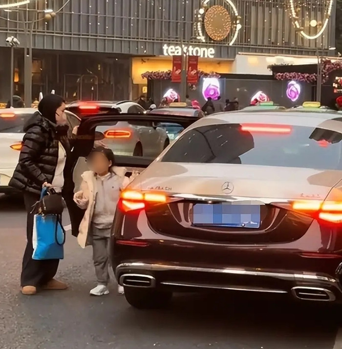 Bước ra từ xe sang, cả người mẹ lẫn em học sinh đều gây chú ý bởi phong cách ăn mặc giản dị.