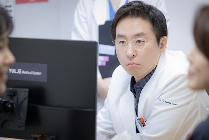 Nam diễn viên gây ấn tượng với vai giáo sư sản khoa Jo Joon Mo trong bộ phim Someday Wise Resident Life.