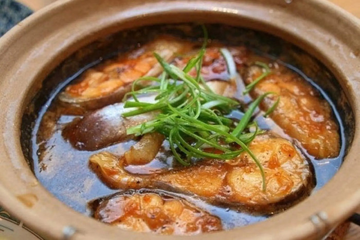 Món cá bông lau kho tộ cũng là món ngon rất bắt cơm.