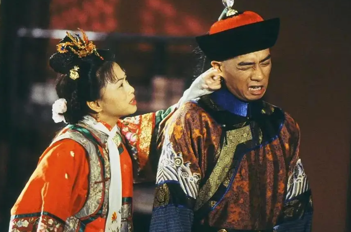 Những phân cảnh hài hước đặc trưng và diễn xuất biến hóa của dàn sao đã biến Lộc Đỉnh Ký thành một dấu ấn phá cách đầy thú vị trong dòng phim kiếm hiệp. - Ảnh: Sohu