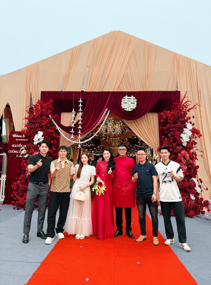 Hòa Minzy ăn diện thanh lịch khi đến chung vui với gia đình Văn Toàn. Ảnh: Dương Trọng Quý