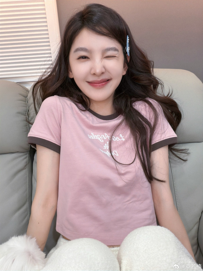 Chương Nhược Nam thoải mái thể hiện tính cách tinh nghịch qua những tấm hình đời thường. Ảnh: Weibo