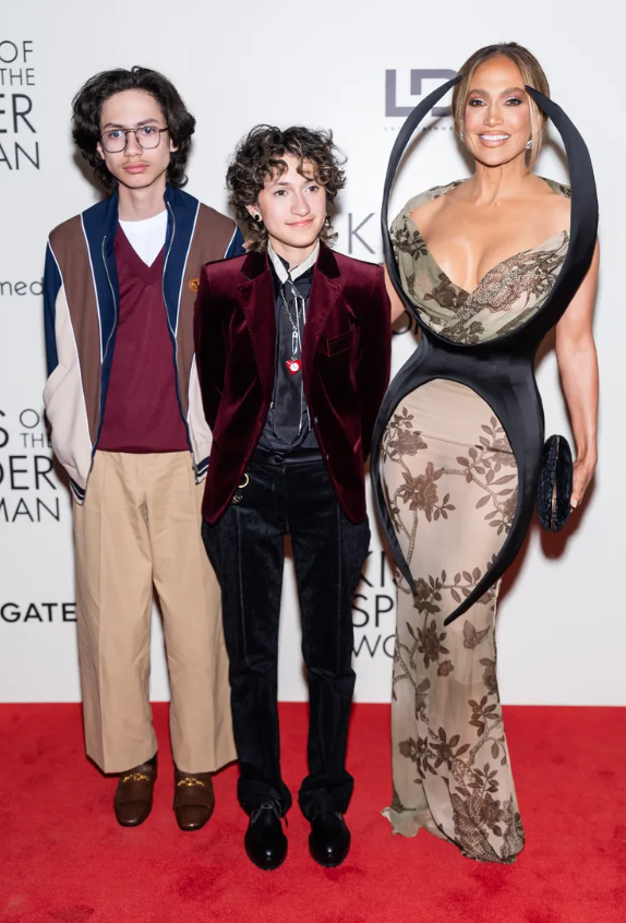 Max Muniz, Emme Muniz và Jennifer Lopez tham dự buổi chiếu phim Kiss of the Spider Woman tại The Shed, New York. Ảnh: &nbsp;Getty Images