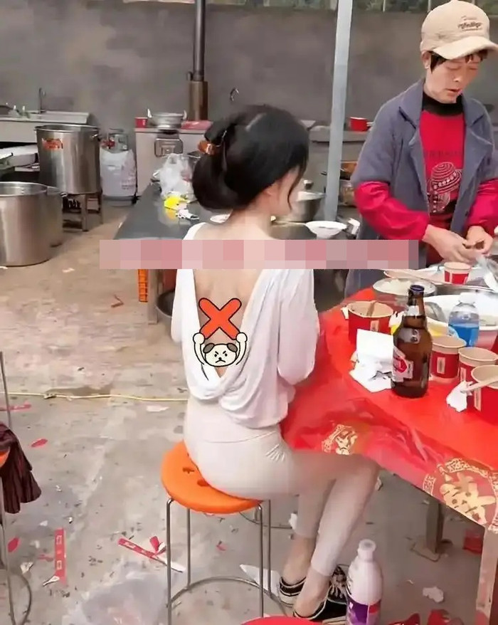 Đi ăn đám cưới, cô gái mặc trang phục 'nhạy cảm' khiến cả buổi tiệc xôn xao Ảnh 3