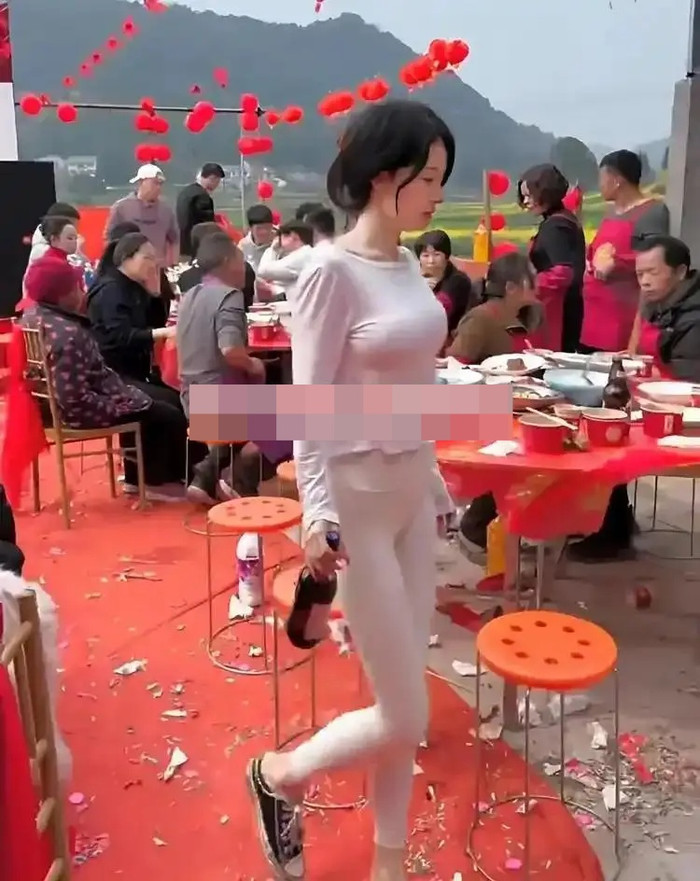 Đi ăn đám cưới, cô gái mặc trang phục 'nhạy cảm' khiến cả buổi tiệc xôn xao Ảnh 1