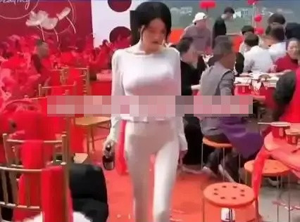 Đi ăn đám cưới, cô gái mặc trang phục 'nhạy cảm' khiến cả buổi tiệc xôn xao Ảnh 2