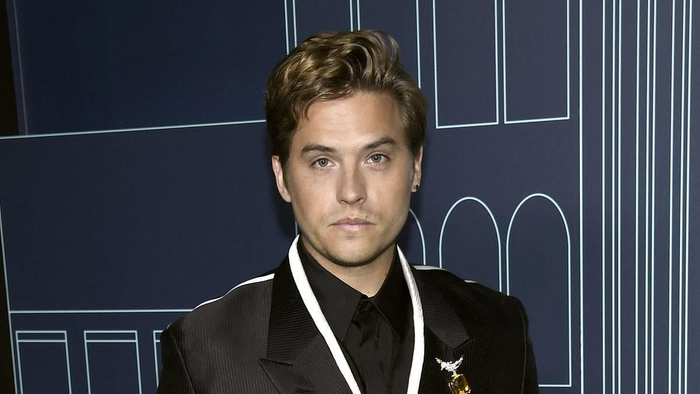 Nam diễn viên Dylan Sprouse may mắn không bị thương.