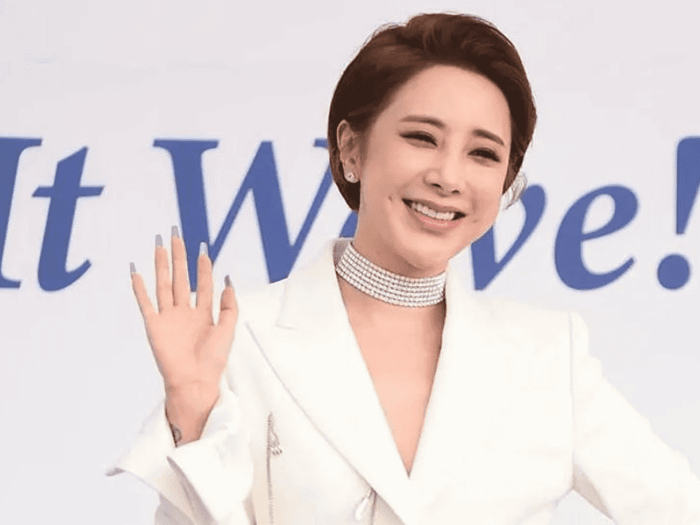 Nữ ca sĩ hối hân vì đã tiêu tiền hoang phí. (Ảnh: Starnews)