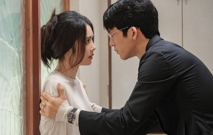 Rừng Thép do Tỉnh Bách Nhiên và Thái Văn Tịnh đóng chính mở điểm 6.8 với hơn 12.000 lượt đánh giá. Tỷ lệ 3-4 sao chiếm phần lớn (lần lượt 35,7% và 29%), cho thấy phản hồi ở mức ổn định. Bộ phim nhận được nhiều lời khen về diễn xuất của dàn cast, tuy nhiên các chỉ số lượt xem chưa thật sự khả quan. Việc duy trì mốc view trung bình cao trên các nền tảng vẫn là thách thức trong giai đoạn tiếp theo.