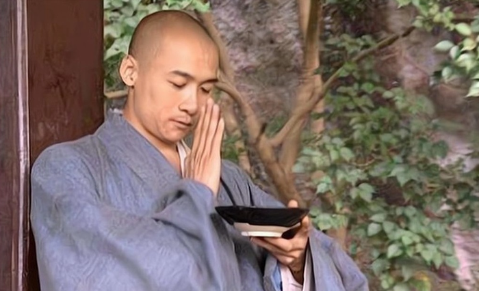 Hư Trúc là minh chứng cho yếu tố cơ duyên trong võ học Kim Dung. Từ một tiểu tăng bình thường, anh trở thành cao thủ nhờ tiếp nhận hơn 200 năm công lực. Không chỉ sở hữu nội lực vượt trội, Hư Trúc còn tinh thông nhiều tuyệt kỹ như Sinh Tử Phù và Thiên Sơn Chiết Mai Thủ. Sự kết hợp giữa nội công mạnh mẽ và hệ thống chiêu thức đa dạng giúp anh trở thành một trong những nhân vật toàn diện nhất.