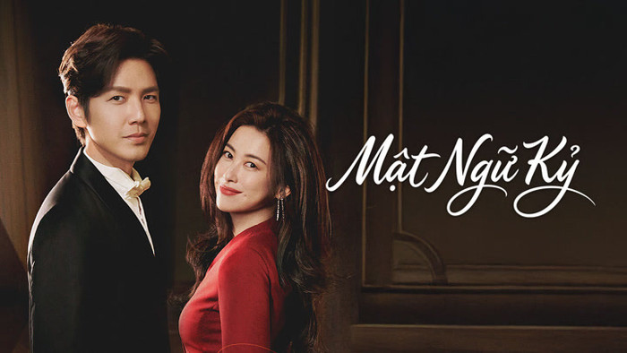 Bộ phim nhanh chóng chiếm lĩnh vị trí dẫn đầu nhờ câu chuyện mang màu sắc ngôn tình người lớn hiếm thấy. Nội dung xoay quanh Hứa Mật Ngữ - người phụ nữ quyết định ly hôn sau một thập kỷ hôn nhân đổ vỡ. Từ vị trí nhân viên dọn phòng khách sạn, cô gặp gỡ Kỷ Phong - một tổng tài đi làm thuê đầy bí ẩn. Kịch bản khai thác sâu tâm lý trưởng thành, cùng diễn xuất tiết chế giúp phim giữ vững sức hút và dẫn đầu lượt xem trong tháng 4/2026.