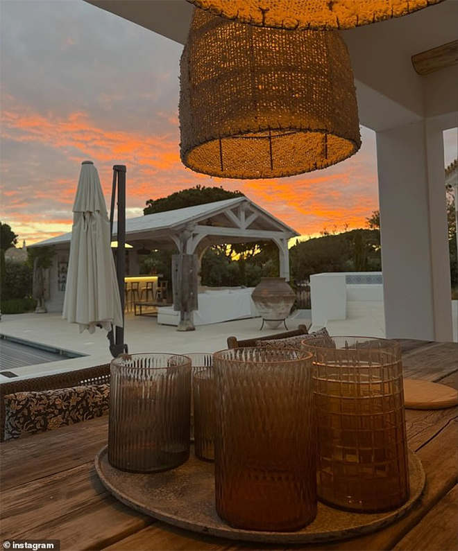 Hình ảnh cặp đôi tận hưởng trong kỳ nghỉ.