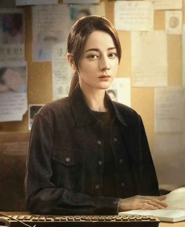 Có tin đồn, để nhập vai trọn vẹn hơn trong Lợi Kiếm Hoa Hồng, Địch Lệ Nhiệt Ba đã dành 3 tháng tham gia khóa huấn luyện.&nbsp;