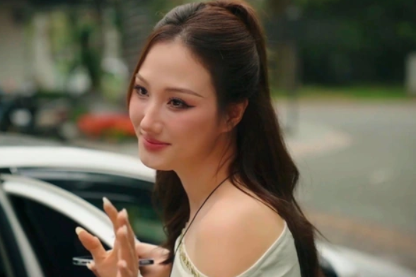 Hoàng Khánh Ly gây ấn tượng với vai cô gái quán bar.