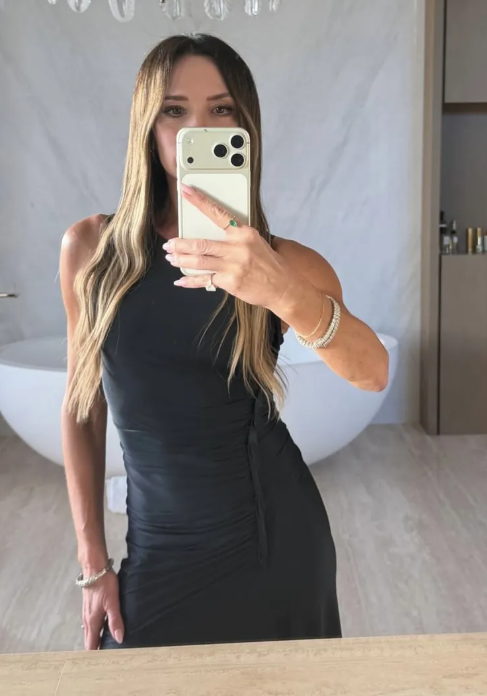 Victoria Beckham tạo dáng chụp ảnh tự sướng trước gương. Ảnh: IGNV