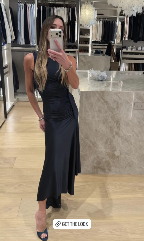 Victoria Beckham diện váy bó sát xẻ cao táo bạo ở tiệc sinh nhật tuổi 52. Ảnh: IGNV