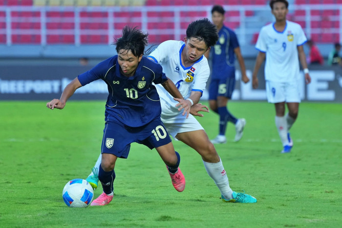 Thất bại của U17 Thái Lan trước U17 Lào đã để lại nhiều tranh cãi, đặc biệt khi đội bóng xứ chùa vàng sử dụng lực lượng U16 để tham dự giải U17. Ảnh: FAT