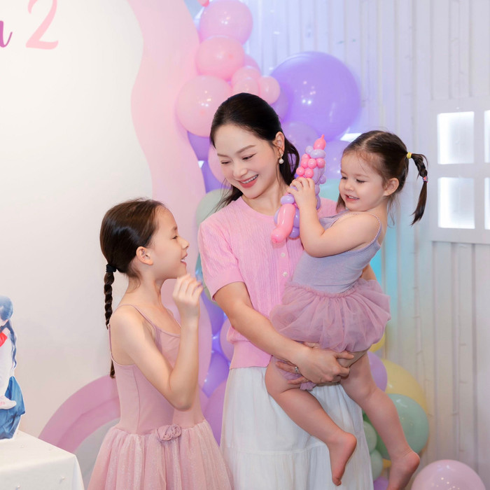 Lan Phương hạnh phúc bên hai con gái. Ảnh: FBNV