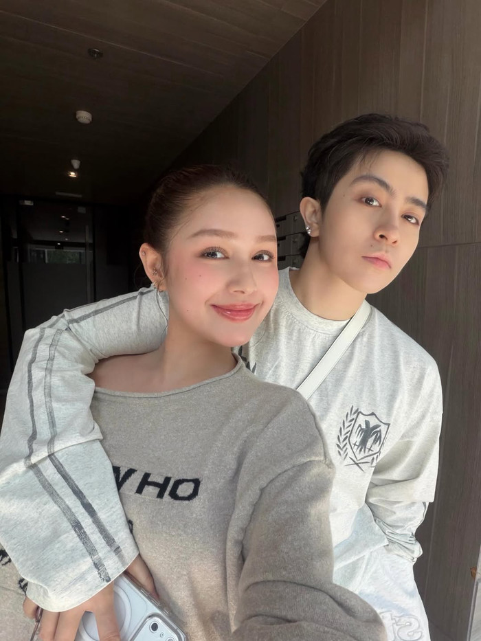 Xoài Non vui vẻ chụp hình cùng Gil Lê. Ảnh: IGNV