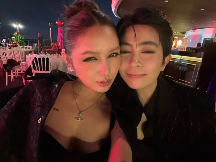 Xoài Non thoải mái thể hiện sự nhí nhảnh mỗi khi ở bên Gil Lê. Ảnh: FBNV