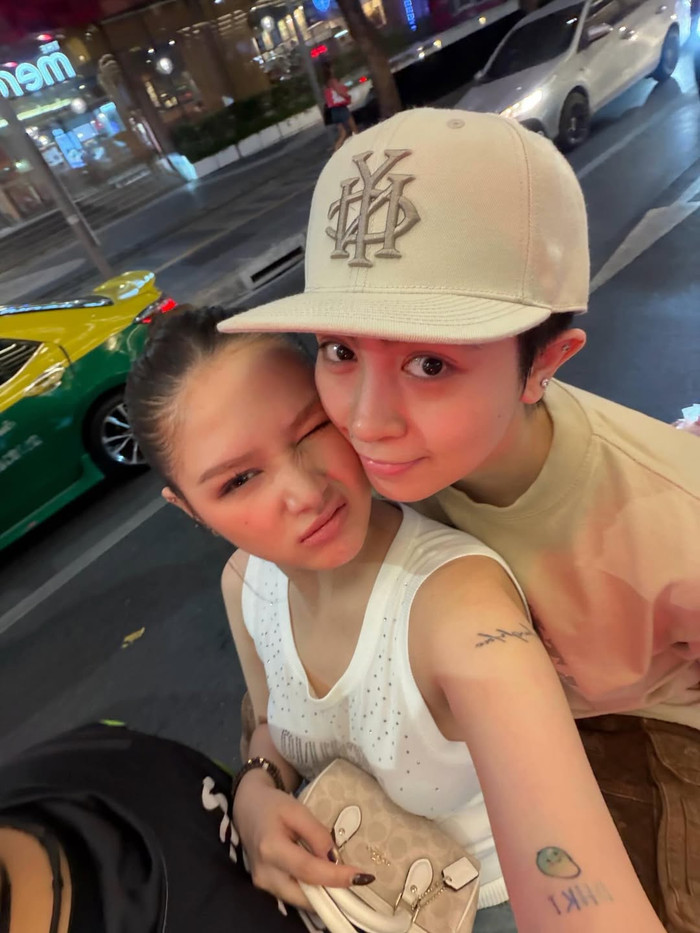 Gil Lê thoải mái kề má Xoài Non trong lúc di chuyển. Ảnh: IGNV