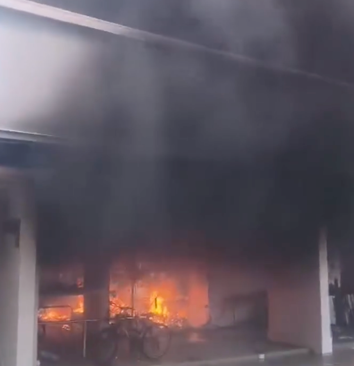 Đám tang bất ngờ bốc cháy ngùn ngụt, hiện trường gây bàng hoàng Ảnh 1