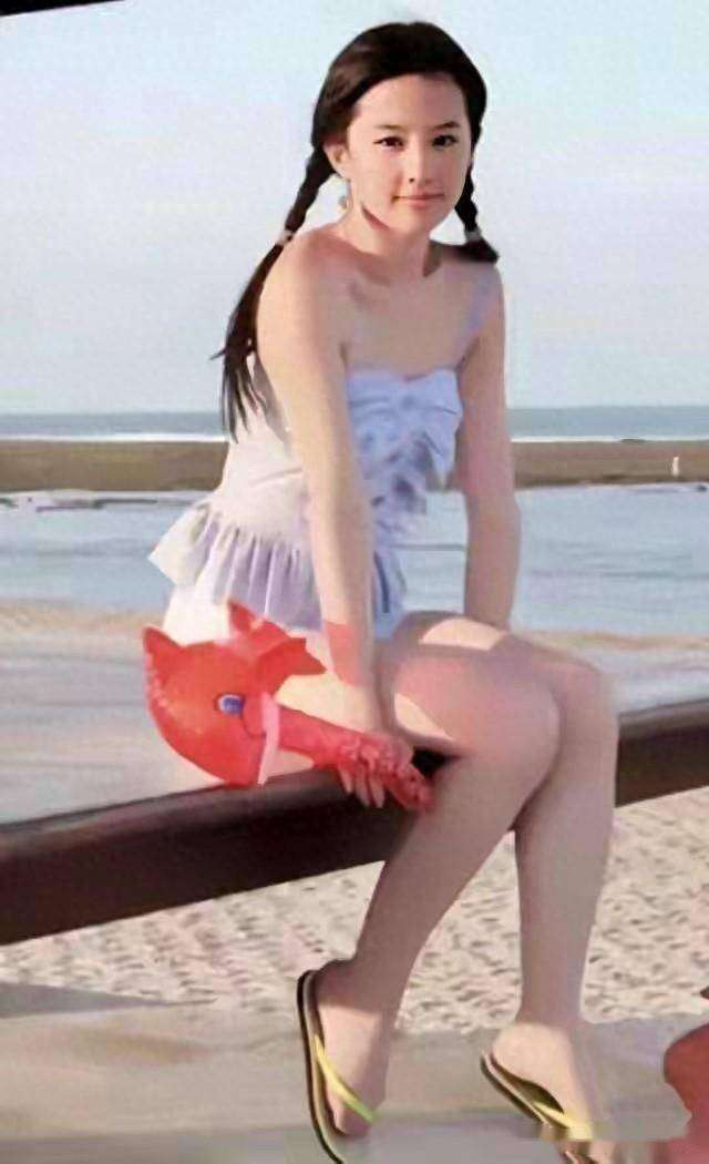 Tấm hình Lưu Diệc Phi ngồi tạo dáng ở biển bất ngờ được khán giả chuyền tay nhau trên mạng xã hội. Ảnh: yule.360