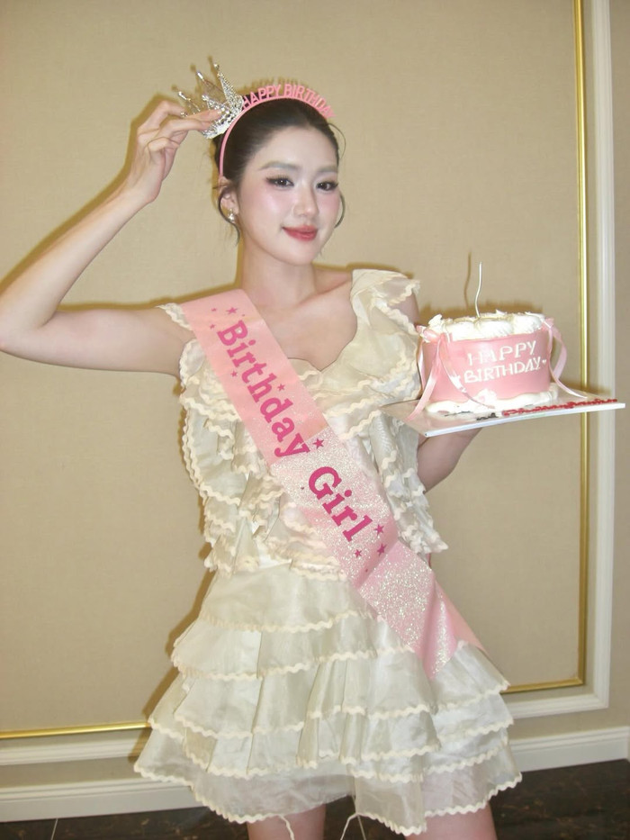 Phương Oanh đón tuổi mới với những món phụ kiện, bánh gato màu hồng. Ảnh: IGNV